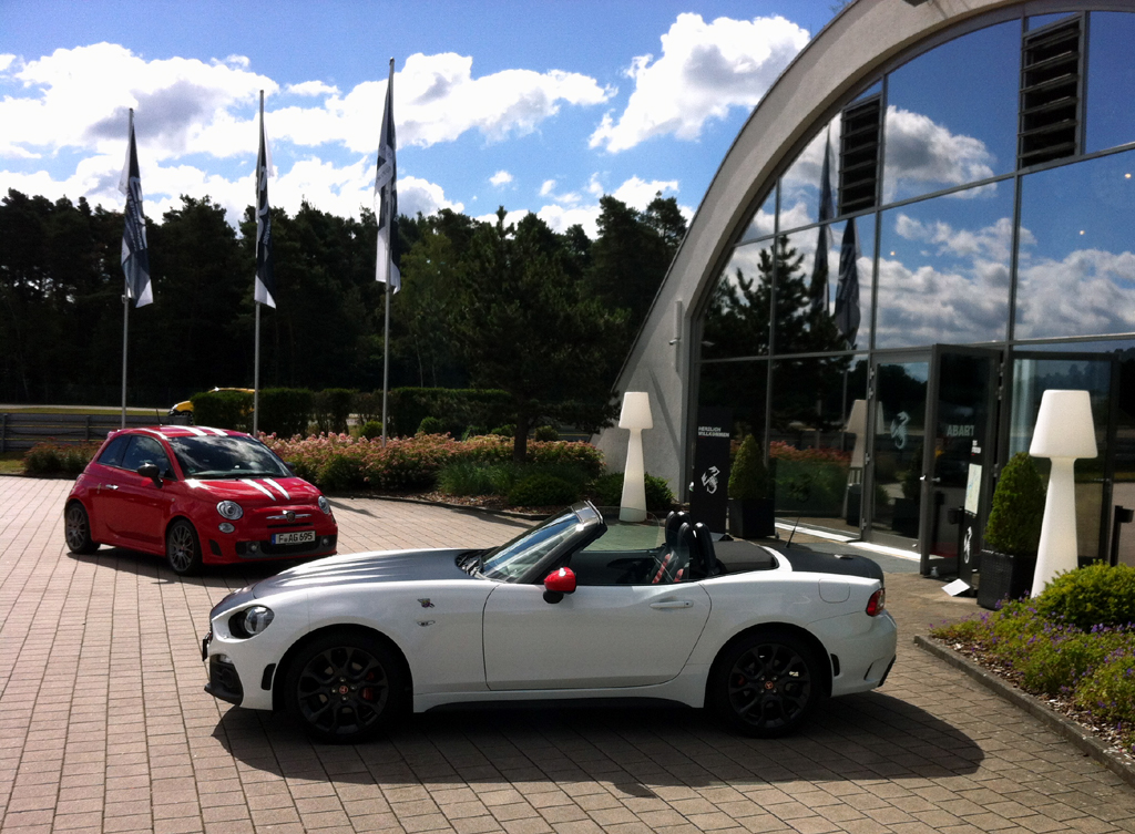 Vorn der Abarth-Roadster 124 Spider, hinten der kleine Abarth 695 Tributo Ferrari.
