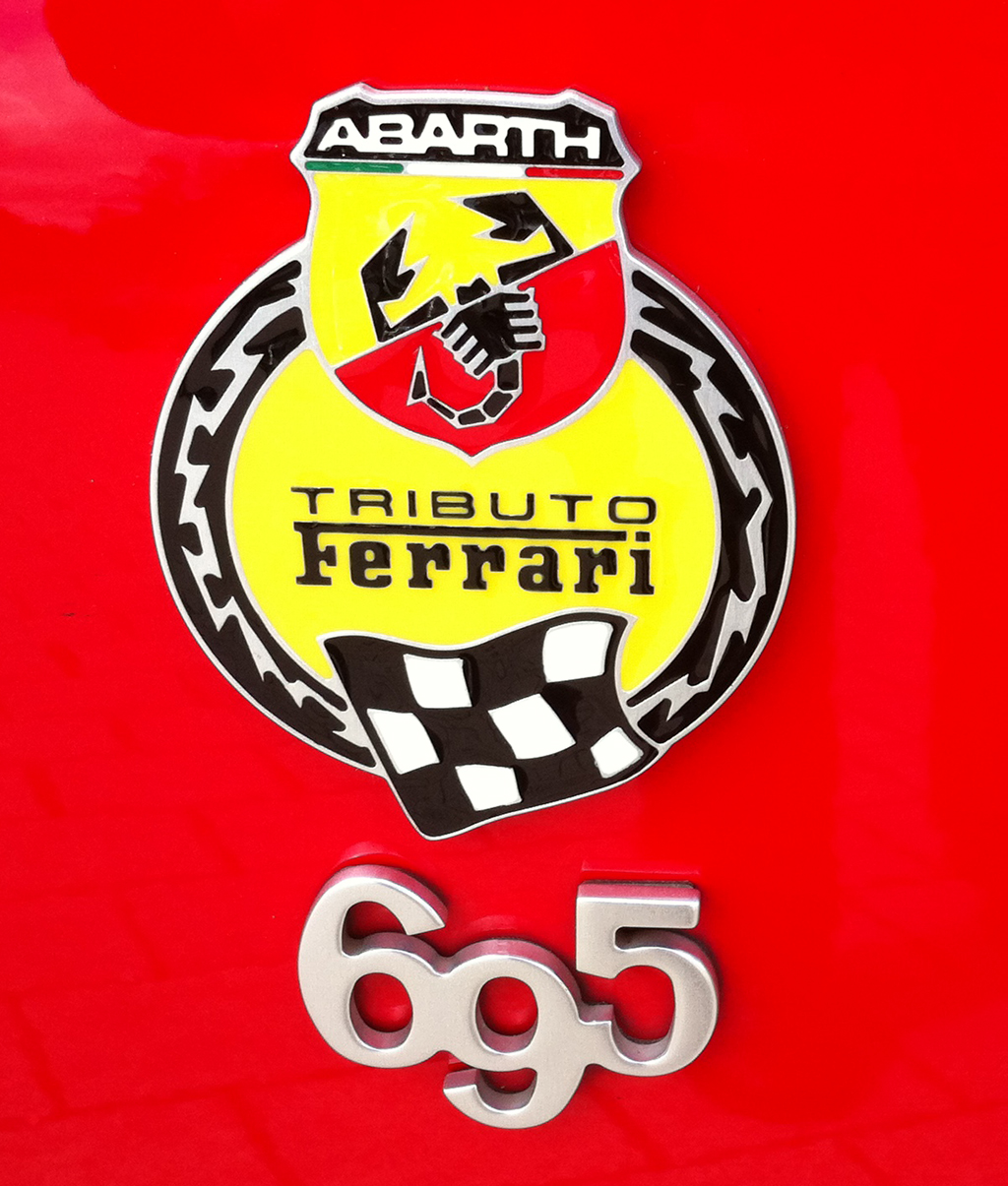 Vorn der Abarth-Roadster 124 Spider, hinten der kleine Abarth 695 Tributo Ferrari.