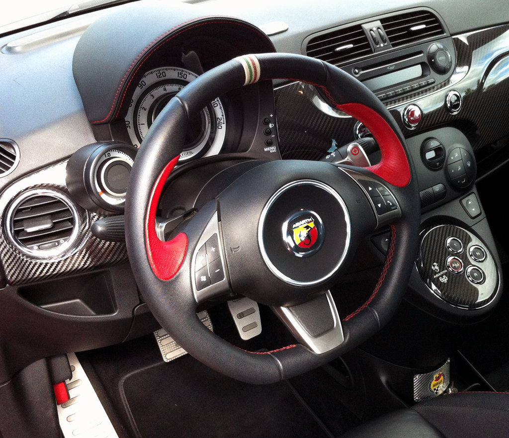 So sieht das Cockpit des kleinen Tributo-Ferrari-Giftzwergs aus.