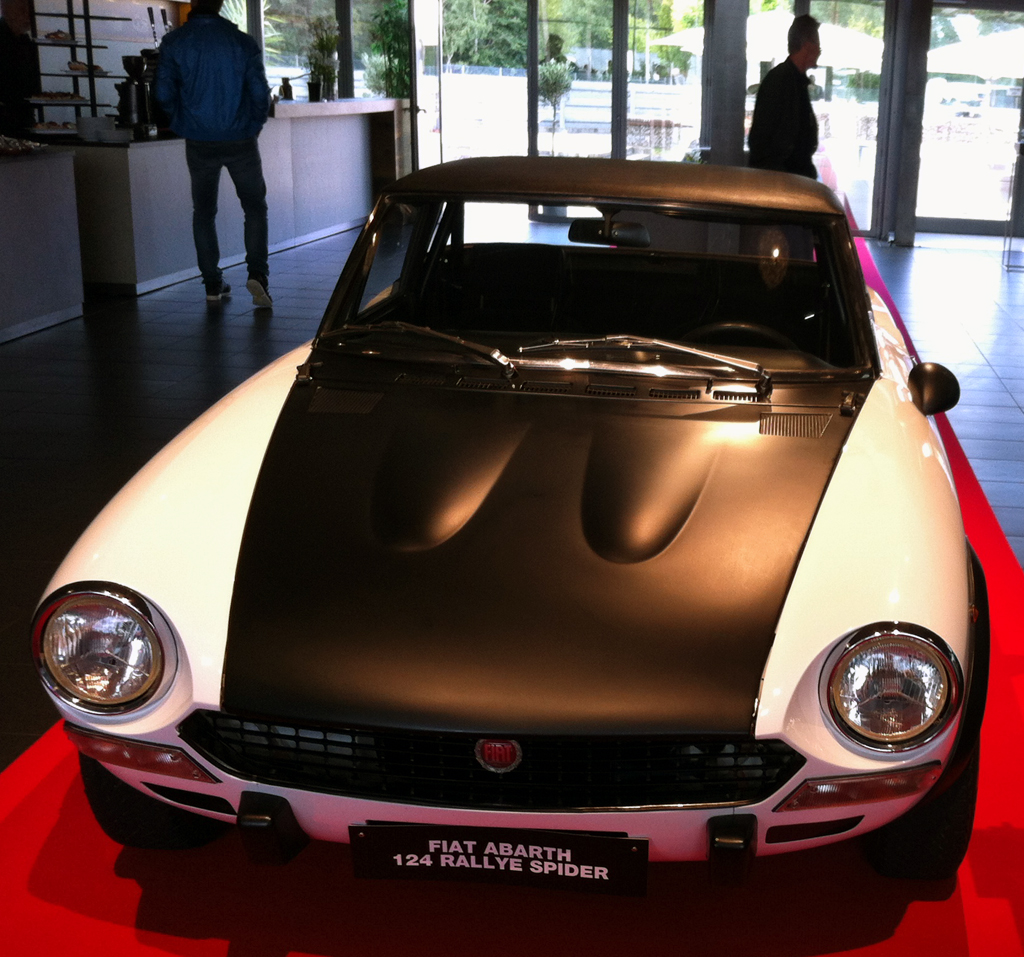 Hat was: Ein früherer Fiat Abarth 124 Rallye Spider.