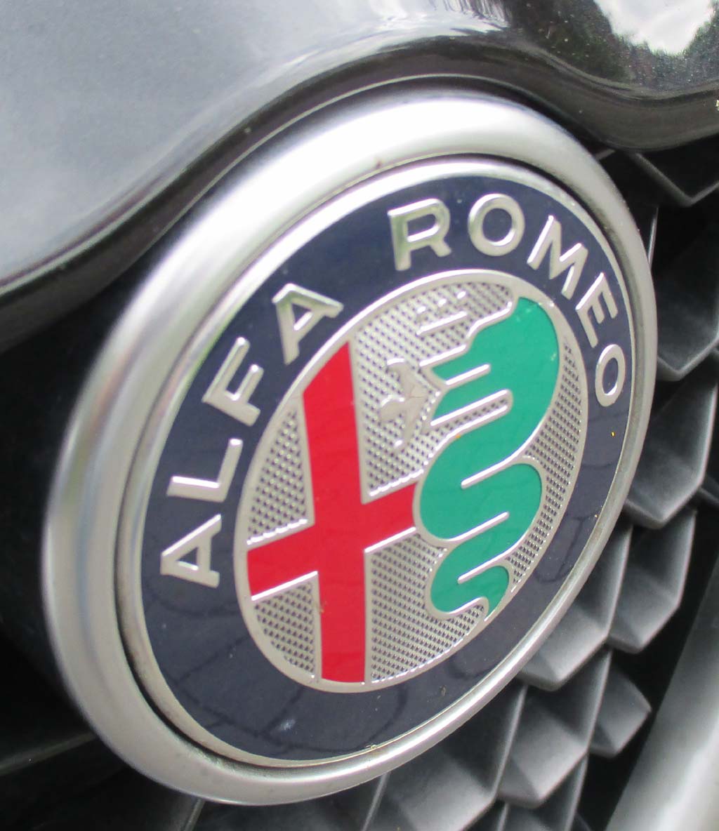 Alfa Romeo Giulia: Das Markenlogo sitzt vorn im Scudetto-Kühlergrill.