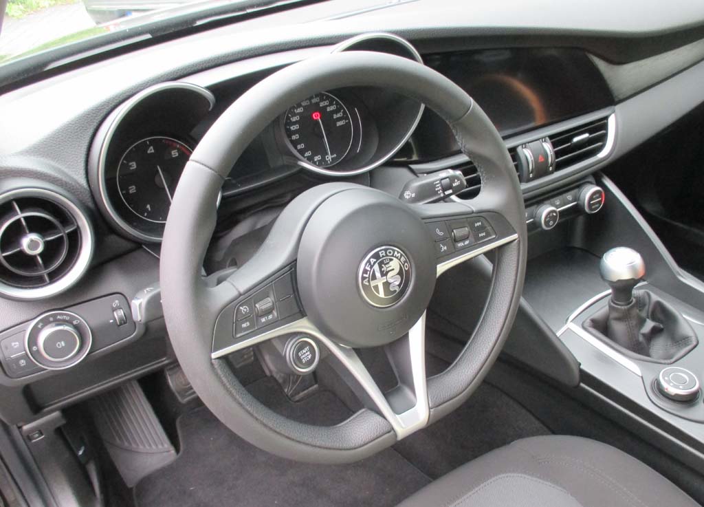 Alfa Romeo Giulia: Blick ins sportlich-funktionelle Cockpit.