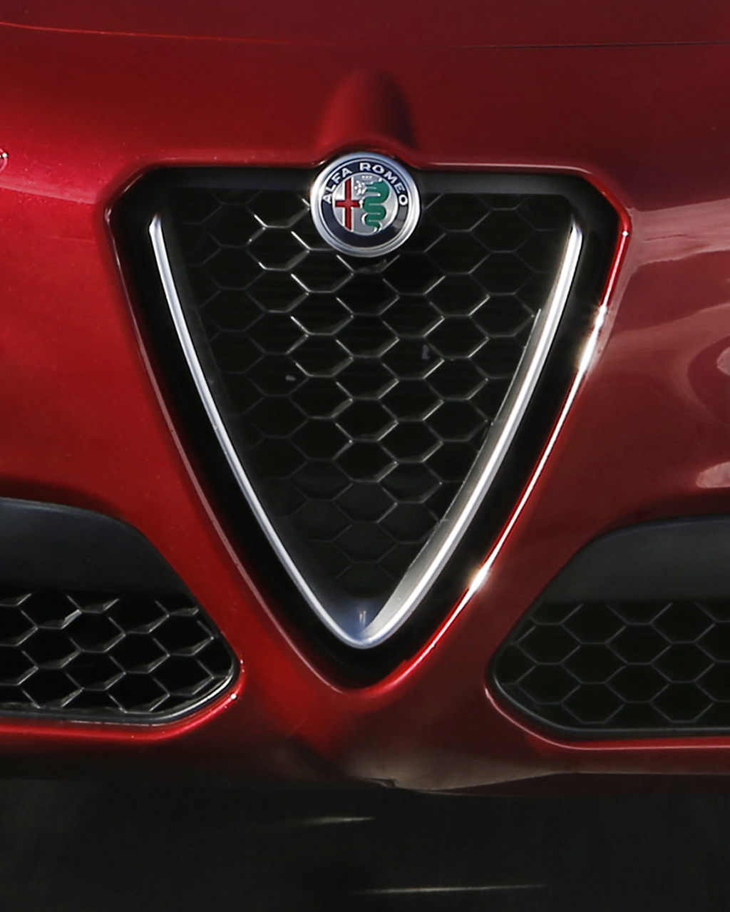 Alfa Romeo Stelvio: Der typische Scudetto-Kühlergrill darf natürlich nicht fehlen.