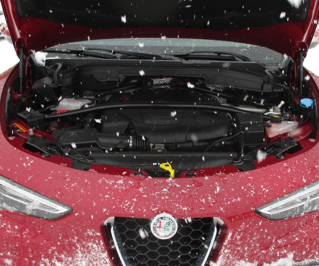 Alfa Romeo Stelvio: Blick unter die Haube auf den 210-PS-Diesel bei heftigem Schneetreiben.