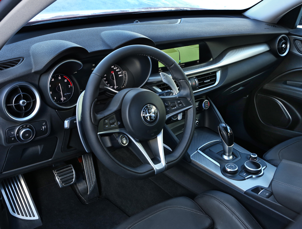 Alfa Romeo Stelvio: Blick ins Cockpit, das sehr übersichtlich gestaltet ist. 