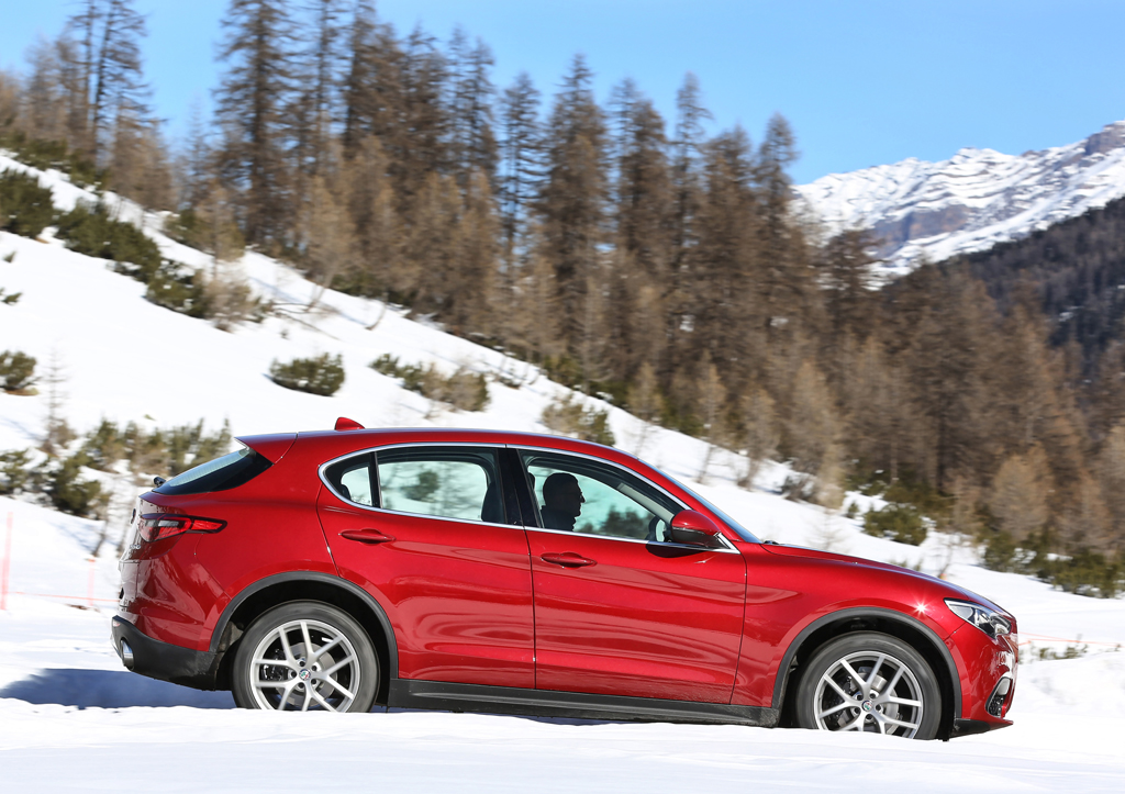 Alfa Romeo Stelvio: Und so sieht der höhergewachsene Giulia-Bruder von der Seite aus.