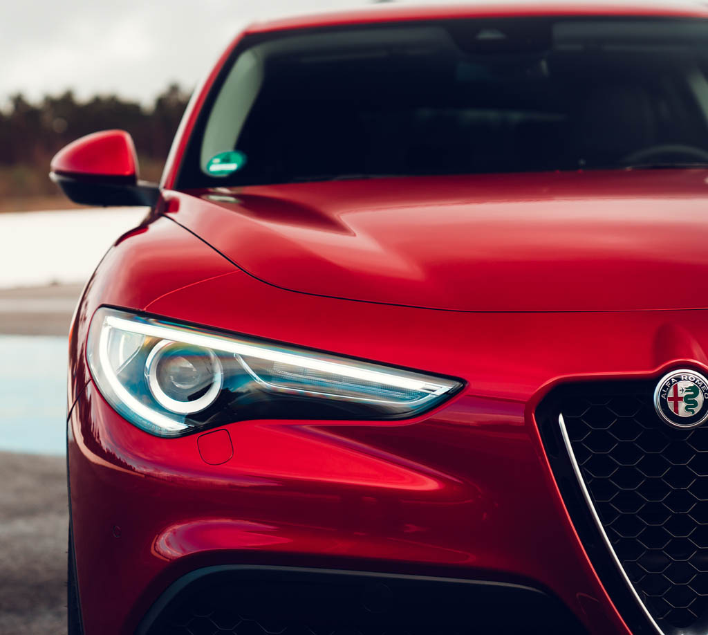 In einzelnen Designdetails wie den Leuchten gleicht der Stelvio der Giulia.