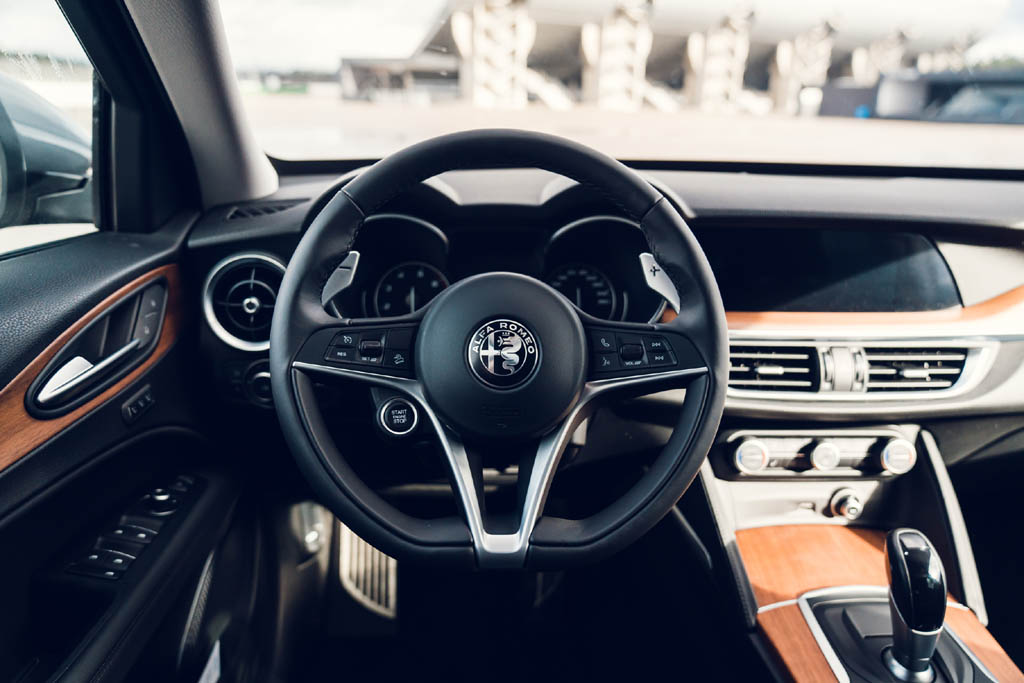 Im sportlichen Cockpit geht es übersichtlich zu.