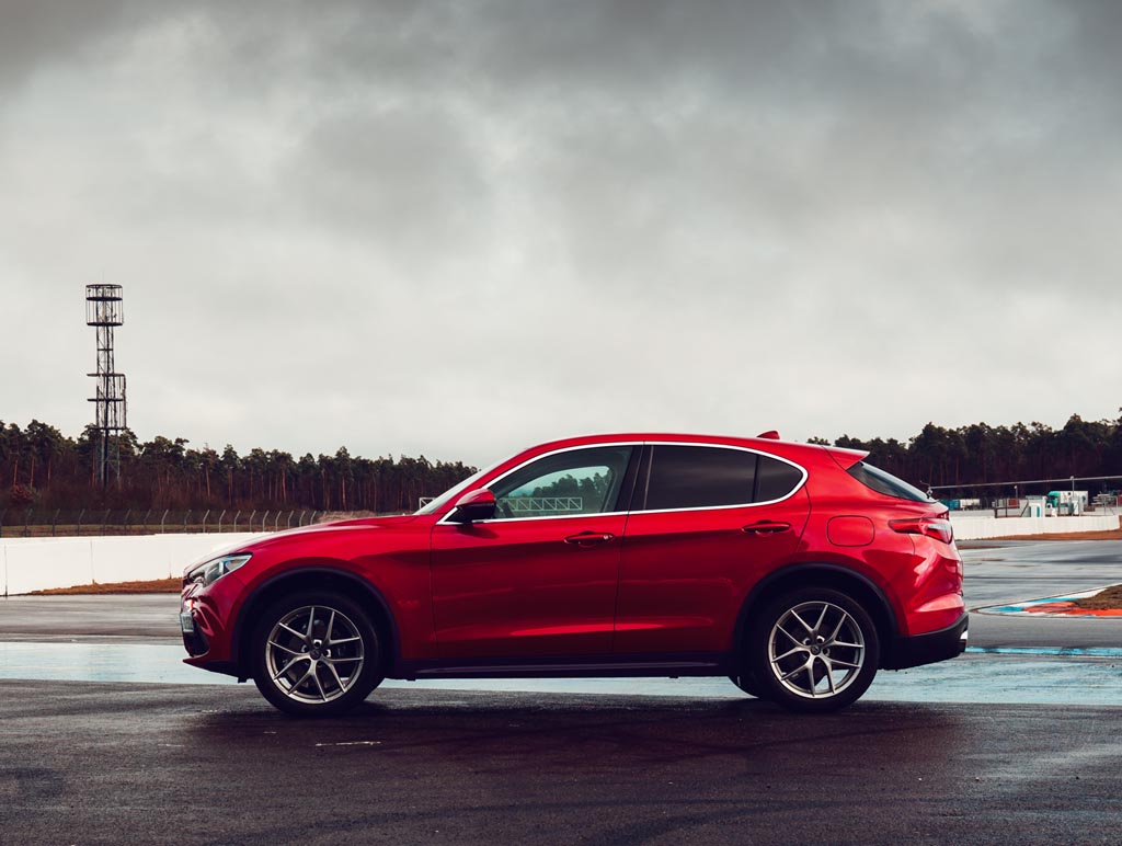 Und so sieht Alfas erstes SUV-Modell, dem noch zwei weitere folgen, von der Seite aus.