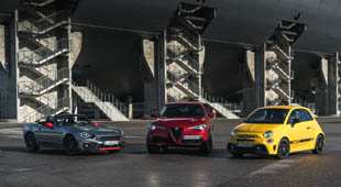 Mit (Renn-)Begleitung: Alfa Romeo Stelvio (Mitte) mit Abarth 124 Spider (links) und Abarth 595. 