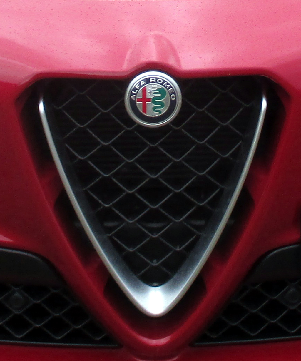Alfa Romeo Stelvio Quadrifoglio: Der Scudetto-Kühlergrill mit dem Markenemblem ziert die Front.