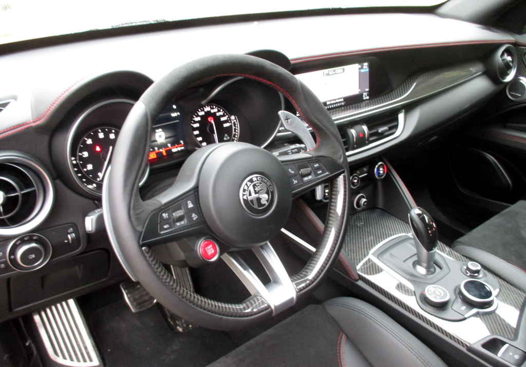 Alfa Romeo Stelvio Quadrifoglio: Blick ins sportliche Cockpit.