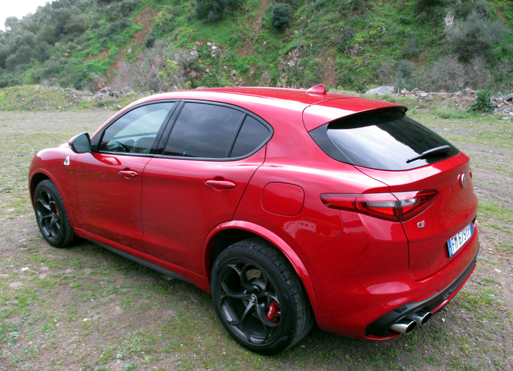 Alfa Romeo Stelvio Quadrifoglio: Heck-/Seitenansicht.