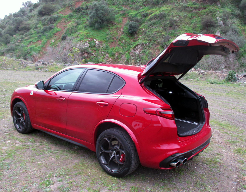 Alfa Romeo Stelvio Quadrifoglio: Das Gepäckabteil fasst erweiterbare 525 Liter.