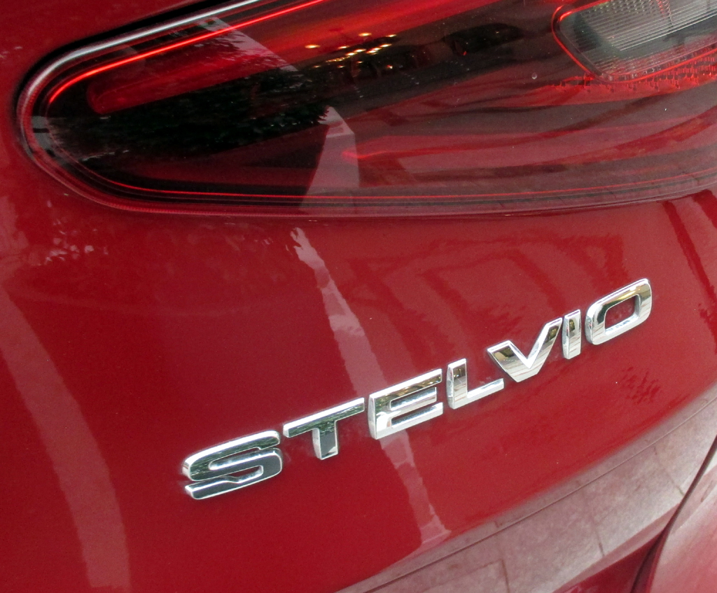 Alfa Romeo Stelvio Quadrifoglio: Moderne Leuchteinheit und Modellschriftzug am Heck. 