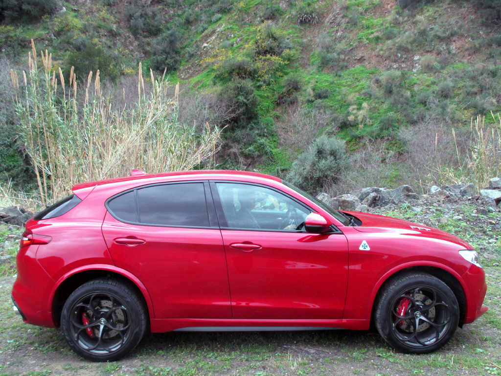Alfa Romeo Stelvio Quadrifoglio: Und so sieht der fünftürige Fünfsitzer von der Seite aus.