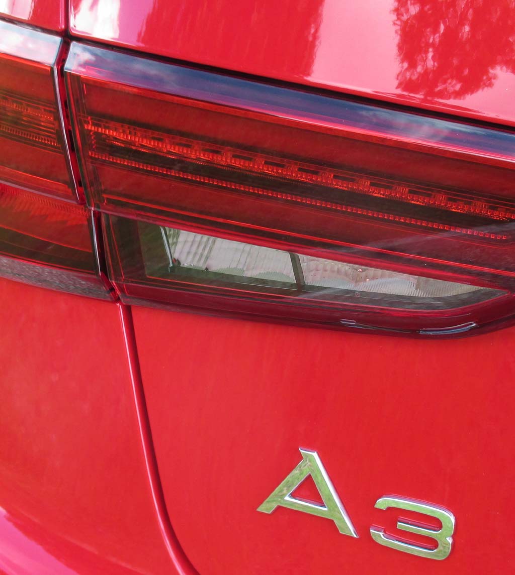 Audi A3: Moderne Leuchteinheit hinten mit Modellkennung.