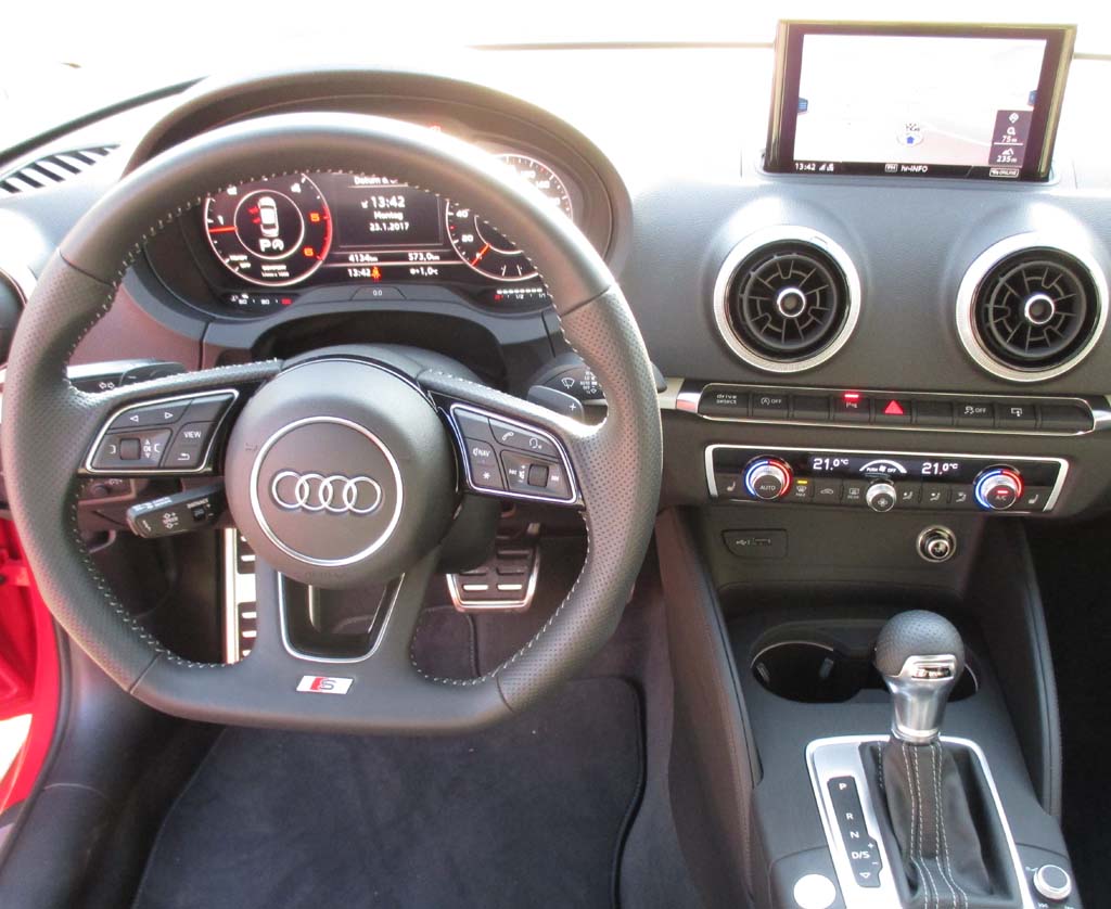 Audi A3: Blick ins recht übersichtliche Cockpit.