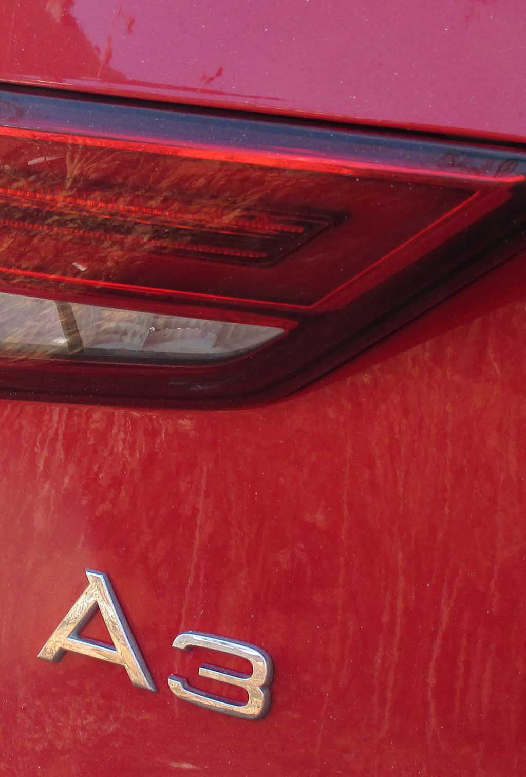 Audi A3: Moderne Leuchteinheit hinten mit Modellkennung.