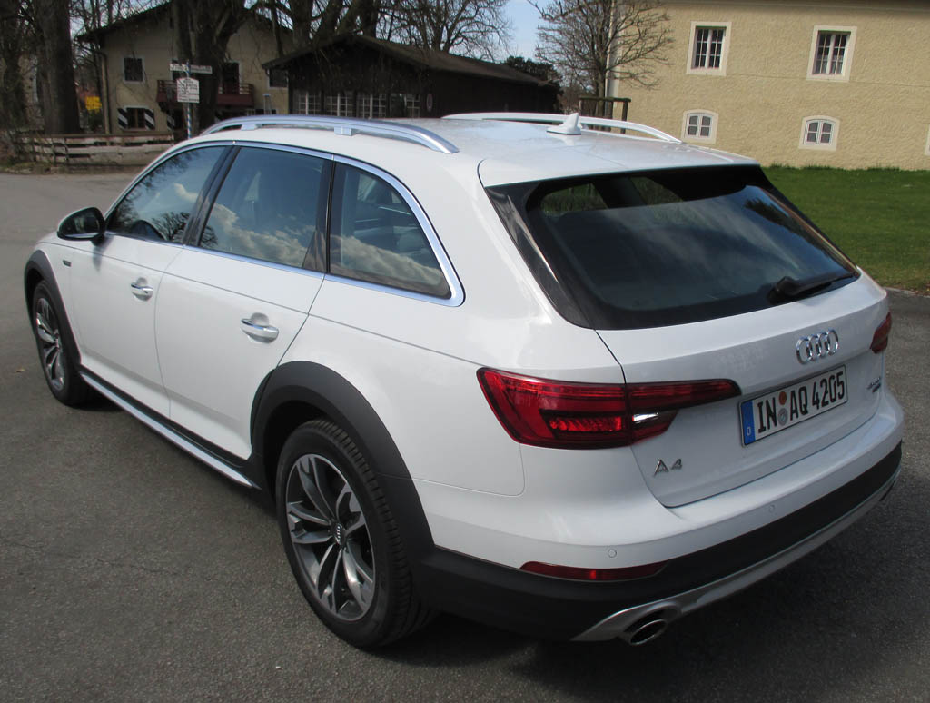Audi A4 Allroad Quattro: Heck-/Seitenansicht.