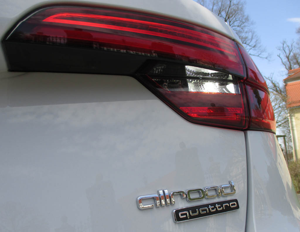 Audi A4 Allroad Quattro: Moderne Leuchteinheit hinten mit Modellschriftzug.