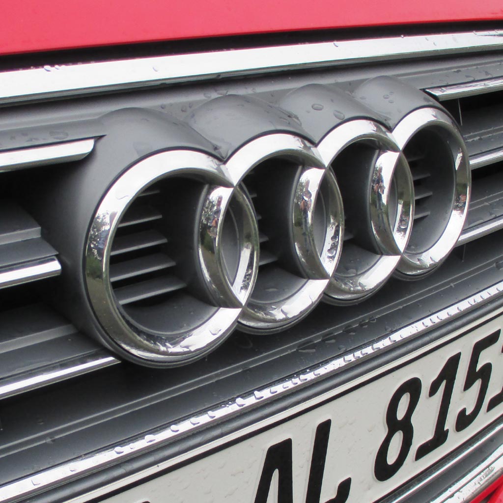 Audi A4: Die vier Markenringe sitzen vorn im Kühlergrill.