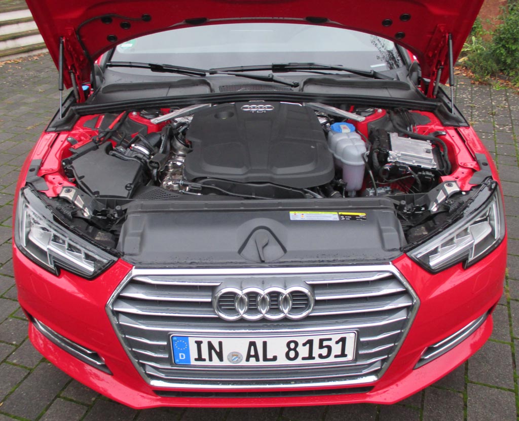 Audi A4: Blick unter die Haube auf den 2,0-Liter-Selbstzünder.