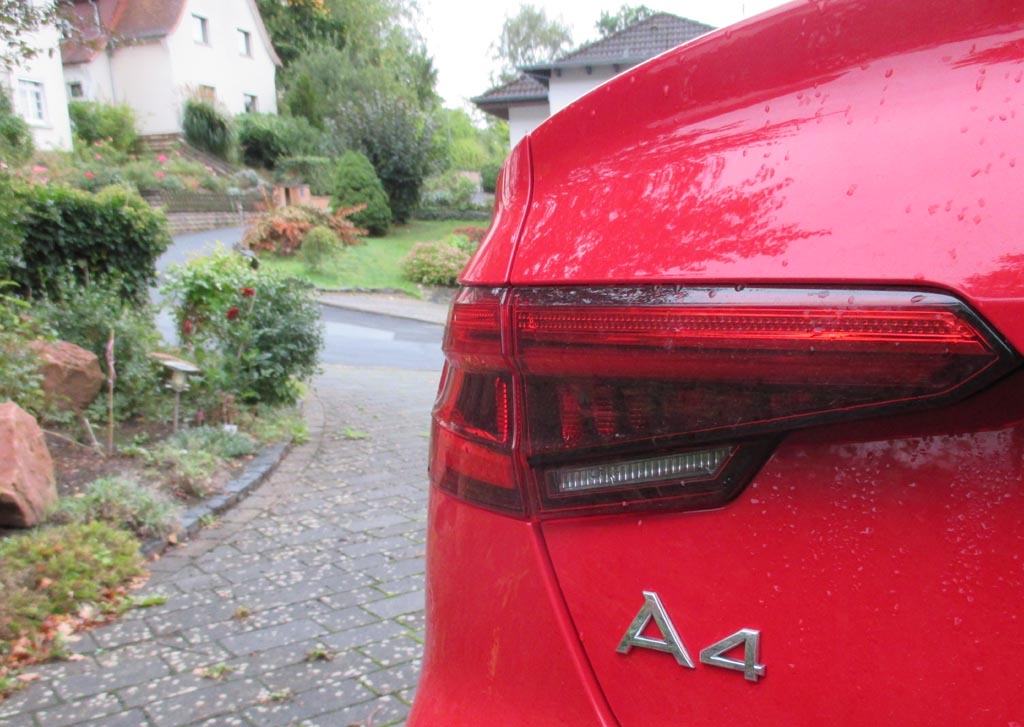 Audi A4: Moderne Leuchteinheit hinten mit Modellkennung.