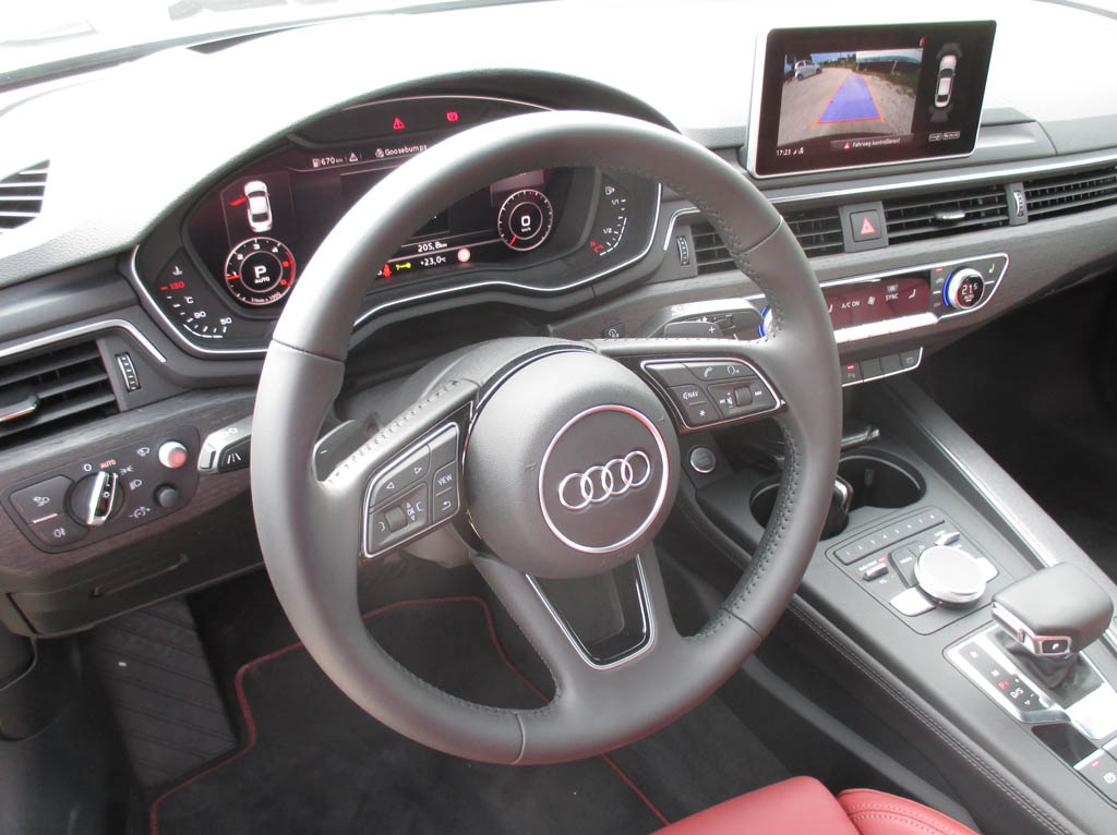 Audi A5 Coupé: Blick ins sportlich-funktionelle Cockpit.