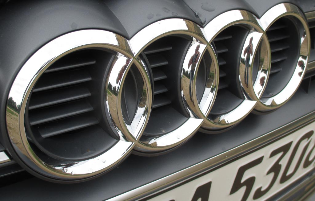 Audi A5 Cabrio: Die vier Markenringe sitzen vorn im Kühlergrill.