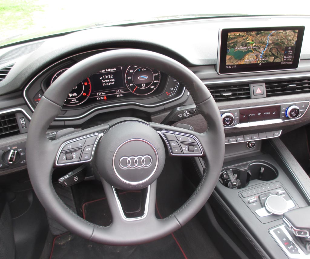 Audi A5 Cabrio: Blick ins Cockpit mit dem großen Farbmonitor.