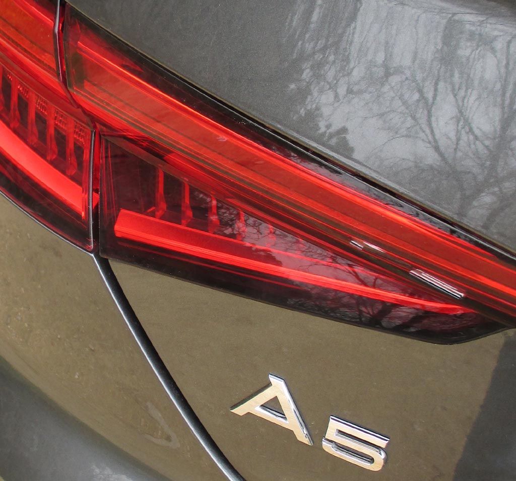 Audi A5 Cabrio: Moderne Leuchteinheit hinten mit Modellkennung.
