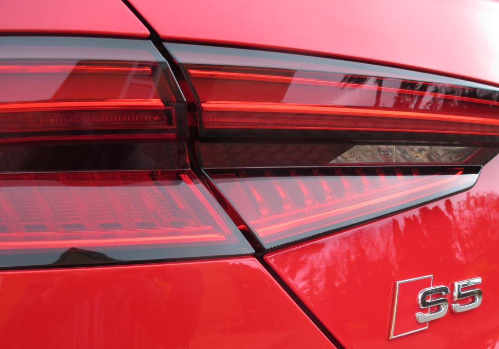 Audi S5 Cabrio: Moderne Leuchteinheit hinten mit Modellkennung.