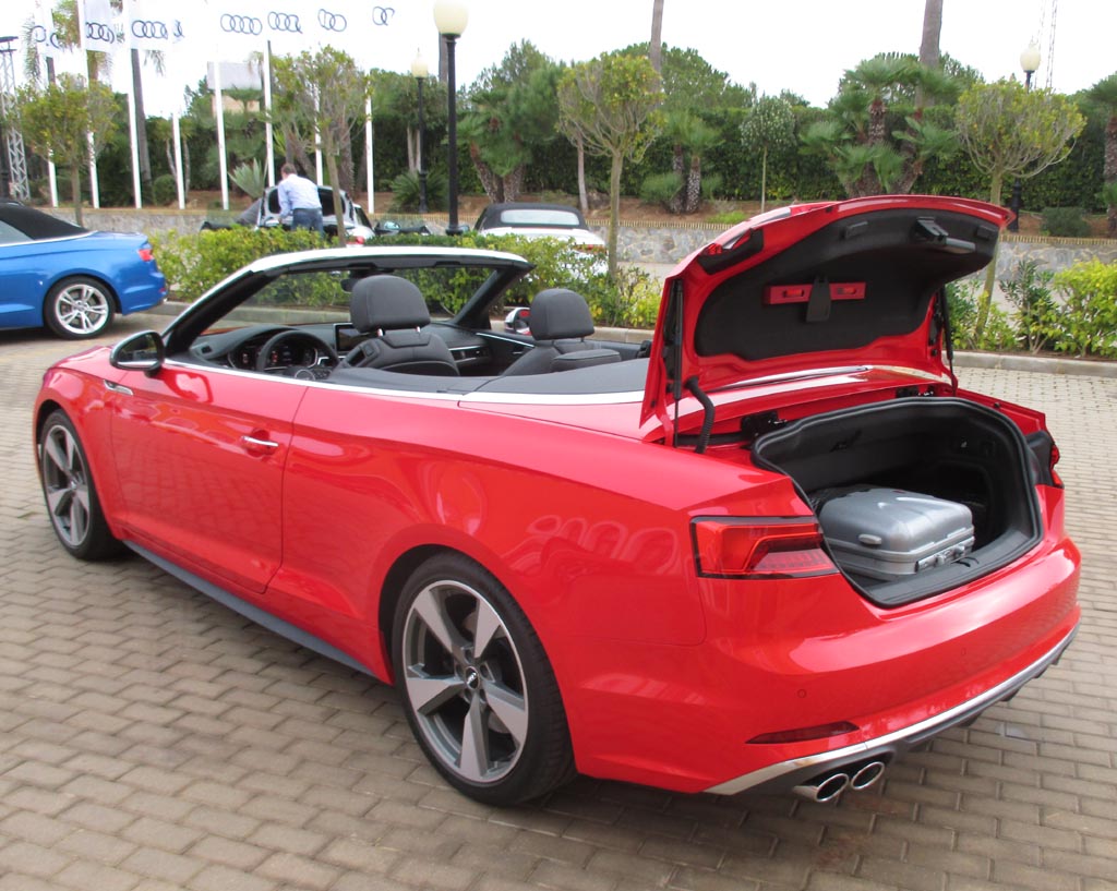 Audi S5 Cabrio: Eine vollautomatische Verdeckwanne erleichtert Be- und Entladen.
