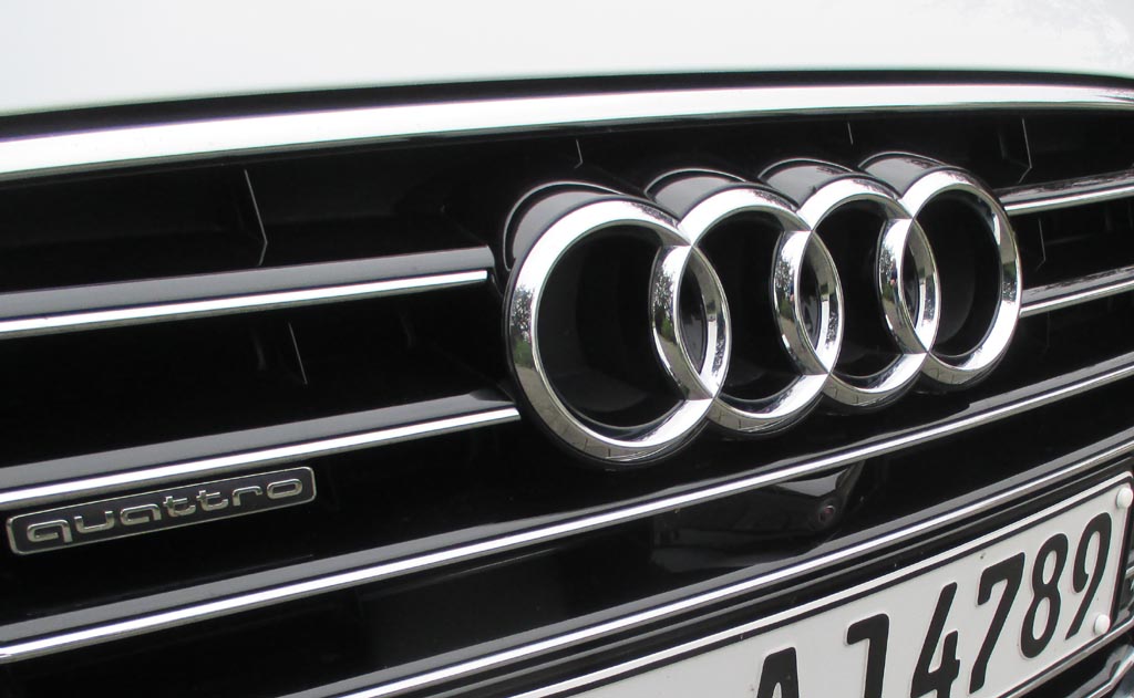 Audi A6: Die vier Markenringe sitzen vorn im Kühlergrill.