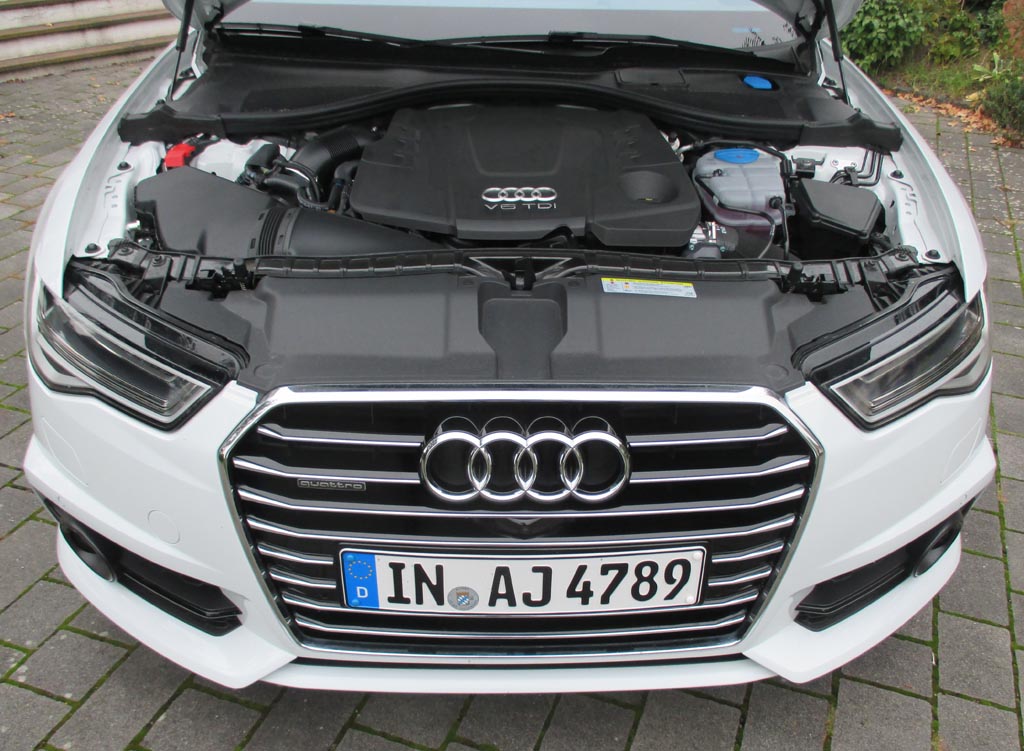 Audi A6: Blick unter die Haube auf den 3,0-Liter-Sechszylinder.