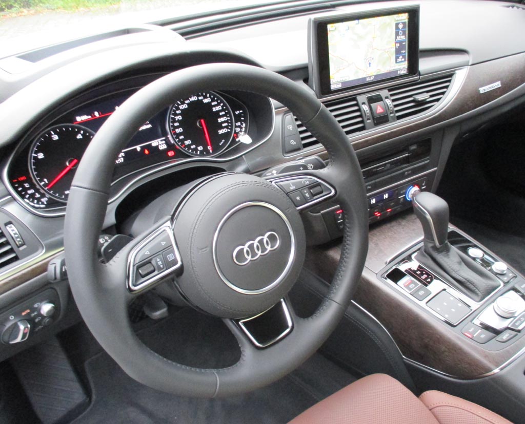 Audi A6: Blick ins recht übersichtlich gestaltete Cockpit.