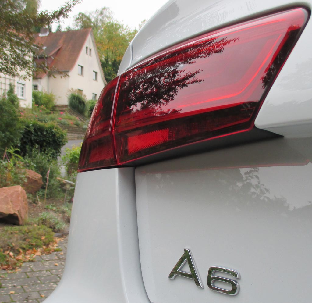 Audi A6: Moderne Leuchteinheit hinten mit Modellkennung.