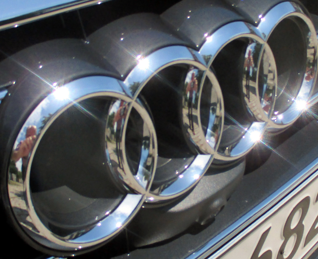 Audi A6: Die vier Markenringe sitzen vorn im Kühlergrill.