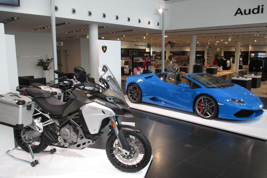 Produkte der italienischen Audi-Töchter: Ducati-Motorrad, Lamborghini Huracán Spyder.