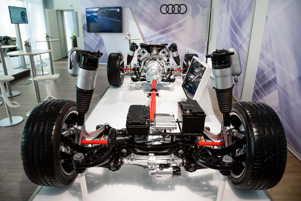 Audi-Techniktag: Der Aufbau über dem Chassis des neuen A8 fehlt noch.