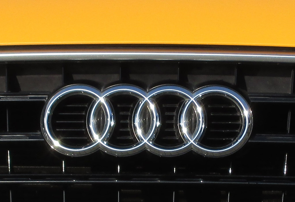 Audi Q3: Die vier Markenringe sitzen vorn ganz oben im Kühlergrill.