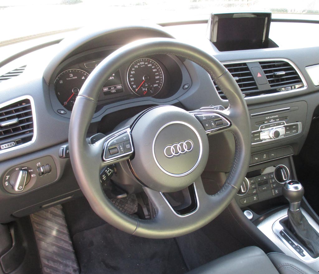Audi Q3: Blick ins sportlich-funktionelle Cockpit. 