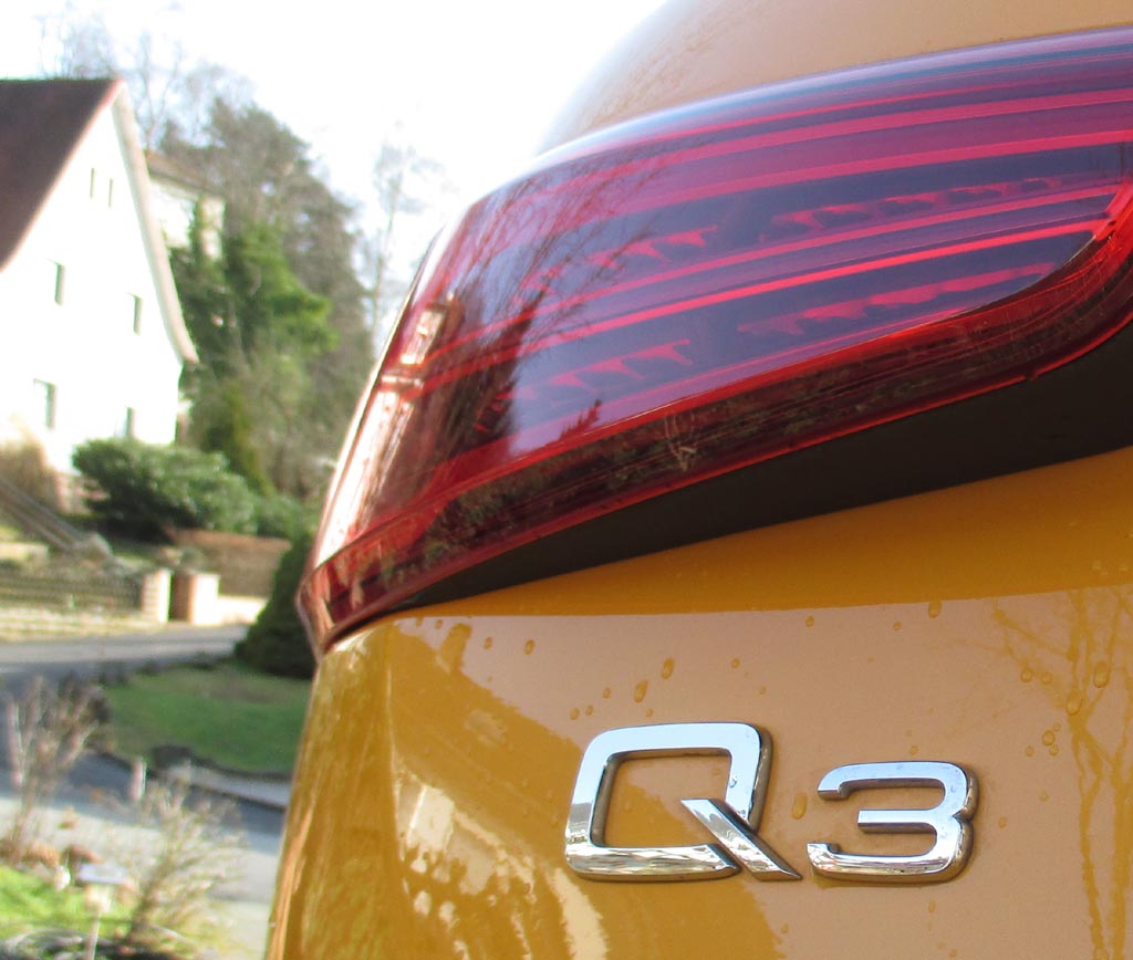 Audi Q3: Moderne Leuchteinheit hinten mit Modellschriftzug.