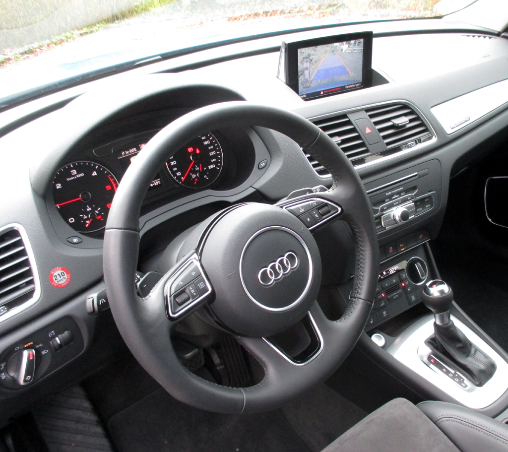 Audi Q3: Im Cockpit geht es gewohnt sportlich-funktionell zu.