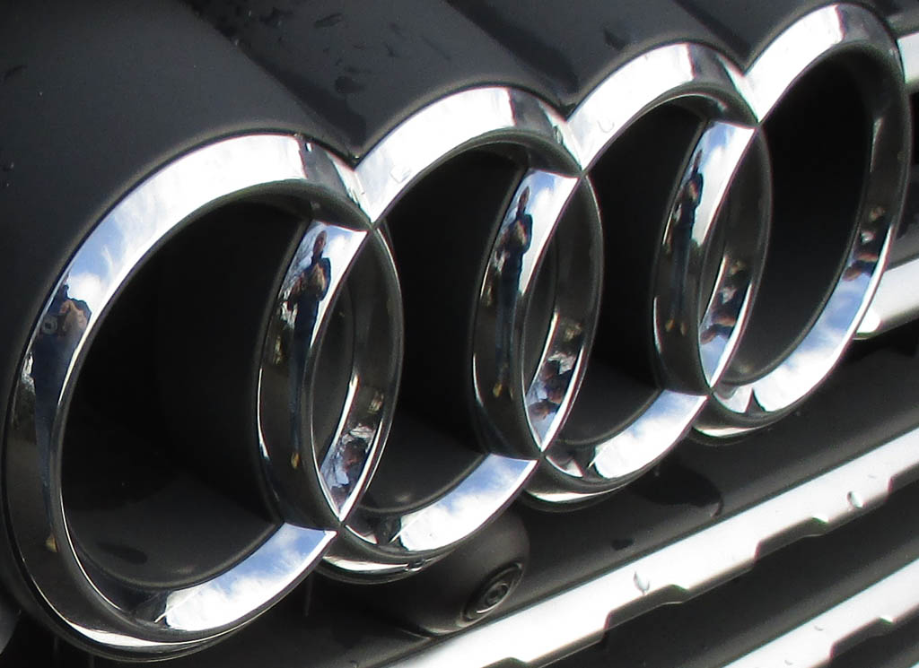 Audi Q7: Die vier Markenringe sitzen vorn im Kühlergrill.