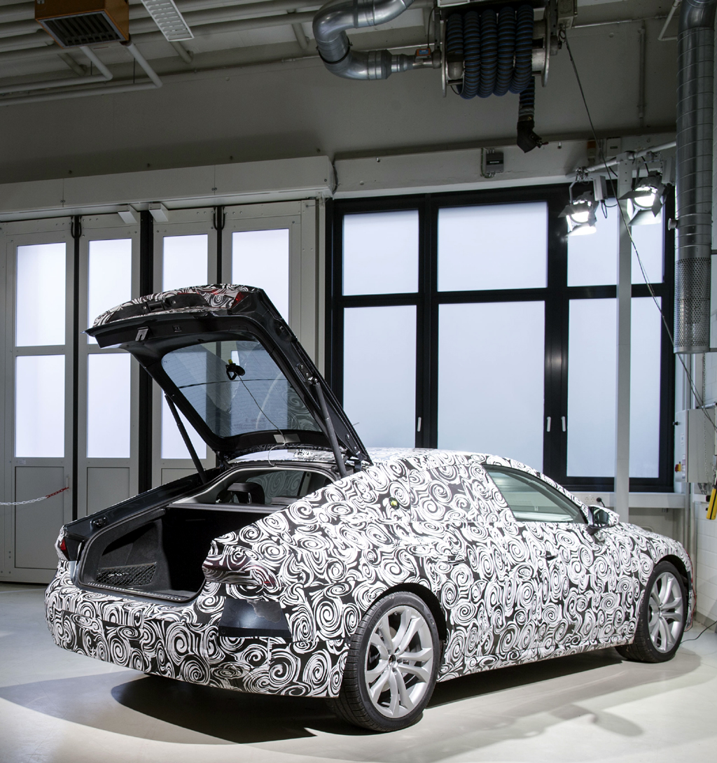 Audi-Qualitätssicherung, Absicherungslauf: Blick auf ein A7-Vorserienfahrzeug im Tarnkleid.