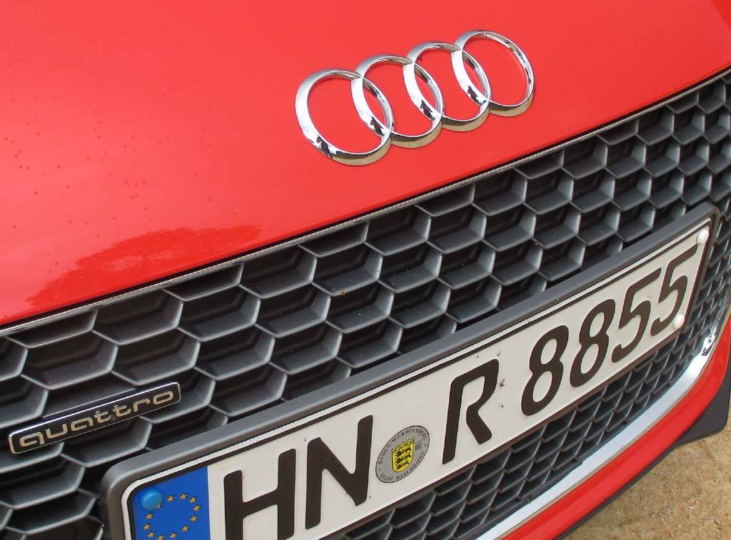 Audi R8 Spyder: Die vier Markenringe sitzen vorn über dem Kühlergrill.
