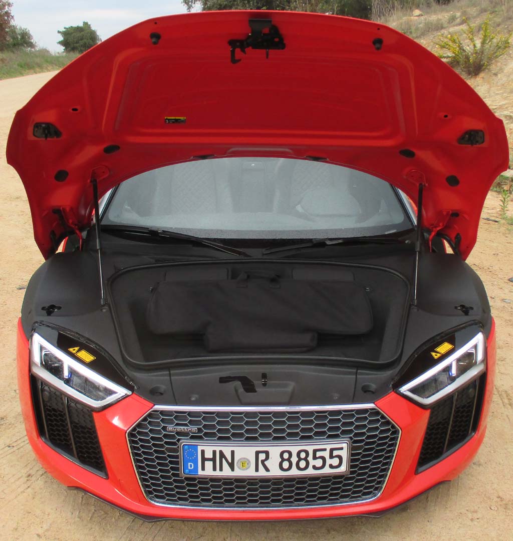 Audi R8 Spyder: Blick unter die Haube vorn, unter der sich der 112-Liter-Kofferraum verbirgt.