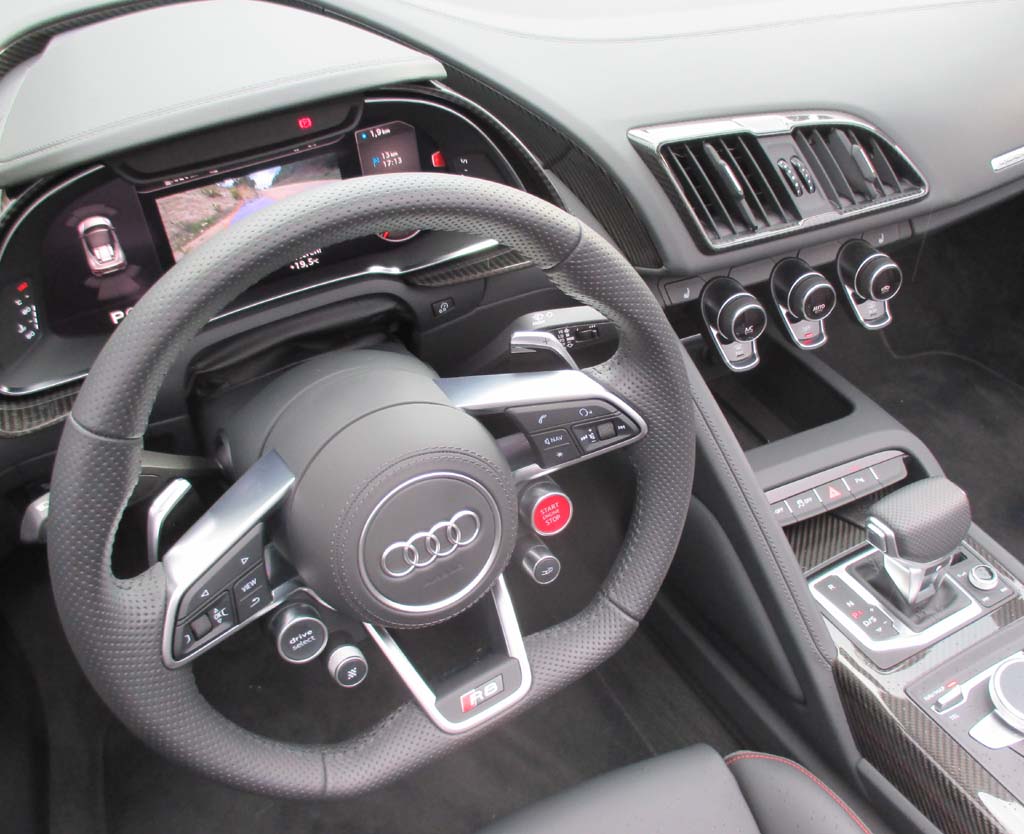 Audi R8 Spyder: Im Monopost-Cockpit geht es natürlich sportlich zu.